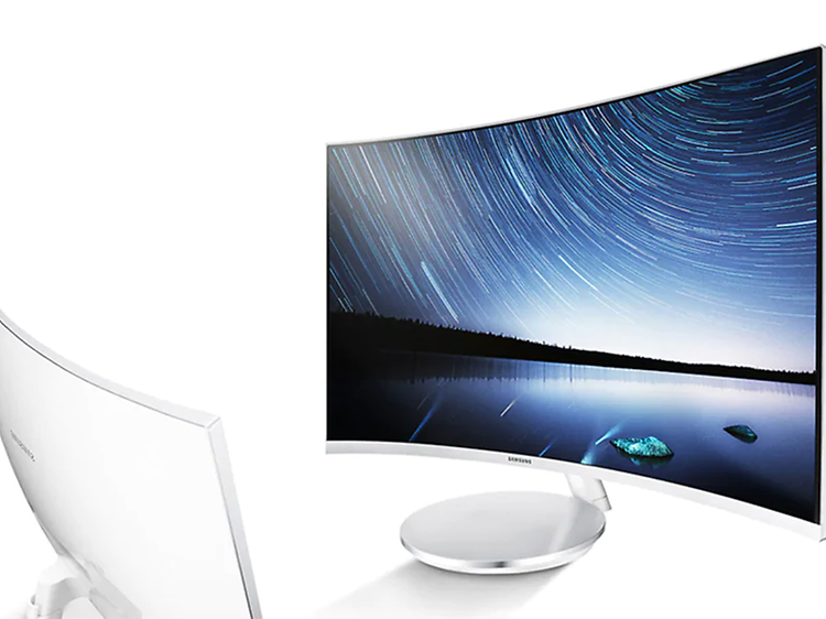 En Samsung Curved monitor mot vit bakgrund.