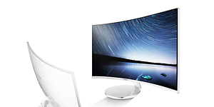 En Samsung Curved monitor mot vit bakgrund.