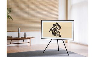 The Frame TV på ett stativ i ett modernt rum"