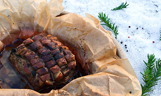 Krispigt revbensspjäll i en form med bakplåtspapper ute i snön.