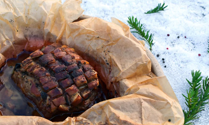 Krispigt revbensspjäll i en form med bakplåtspapper ute i snön.