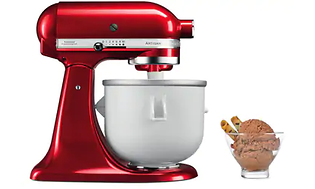 En skål med glass och en röd Kitchen Aid maskin.