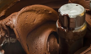 Chokladglass blandas med chokladsås i matberedare.
