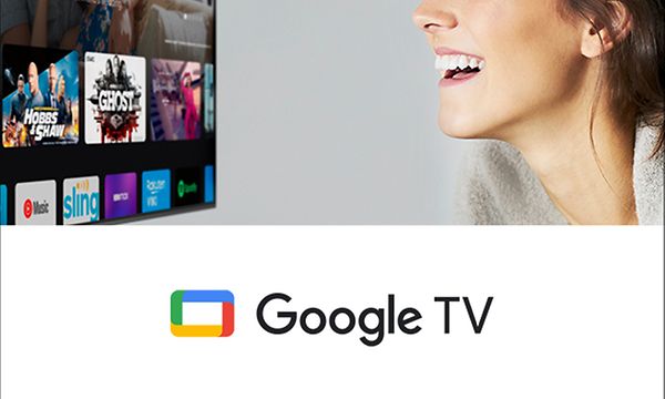 Kvinna som ler, logotyp för Google TV och en Sony TV som syns i bakgrunden med en massa appar på. 