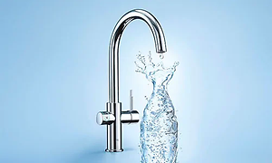 Grohe Blue vattenkran som fyller vatten i en genomskinlig karaff som bildas av vattnet.