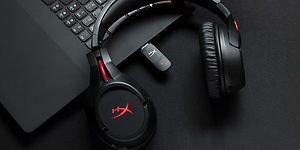 Svart gamingheadset från HyperX med en usb-sticka ansluten i en bärbar dator.