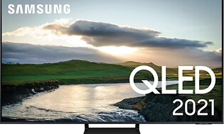 TV från Samsung på svart fotstativ, på bildskärmen syns ett vacker naturmotiv med en älv som rinner fram i ett grönt landskap. 