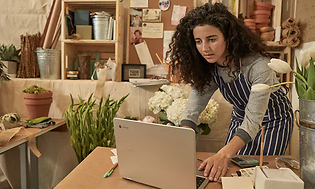 Kvinna som arbetar på en Chromebook