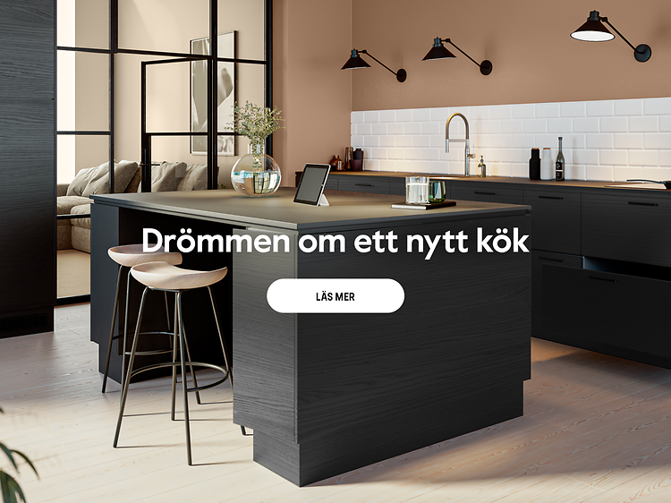 Bild på ett stort svart kök med en köksö med barstolar och texten "Drömmen om ett nytt kök".