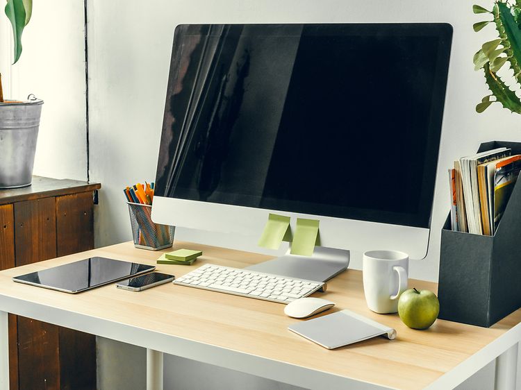 Apple iMac på ett skrivbord i ett hemmakontor