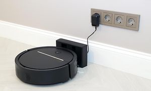 Robotdammsugare vid laddningsstation med
