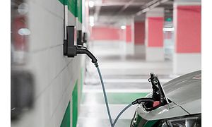 Wallbox billaddare som laddar en bil