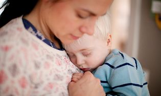 Luftrenare: En mamma som kramar sitt barn.