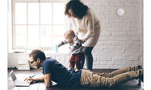 Airthings - Familj och Airthings fäst på väggen