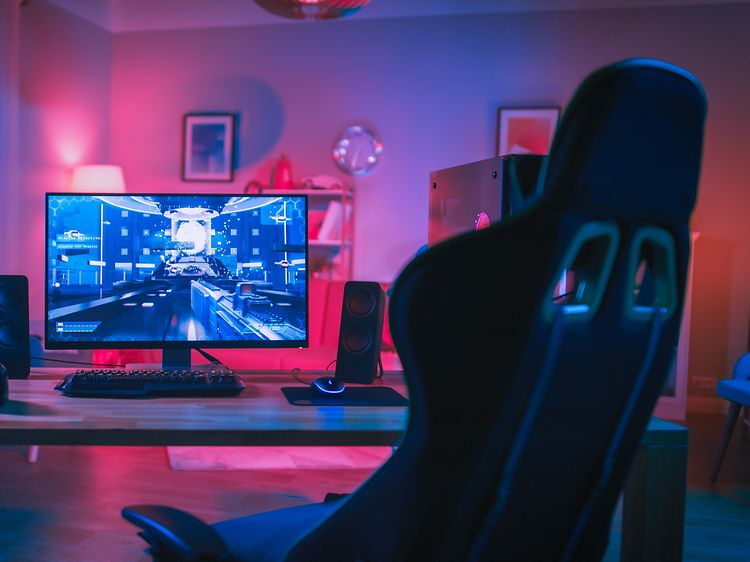 Gaming rum - Skärm, tangentbord, högtalare, gamingtol.