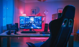 Gaming rum - Skärm, tangentbord, högtalare, gamingtol.