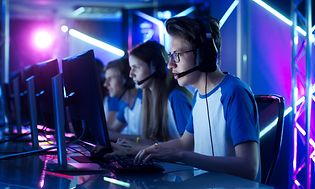 E-sportlag som gamear på ett gaming event.