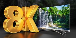 8K i stora gula figurer med en stor TV i bakgrunden med ett vattenfall på skärmen.