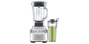 Silverfärgad blender från Sage med en grön smoothie vid sidan. 