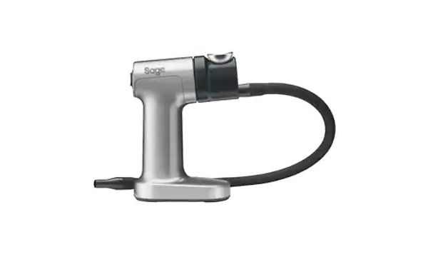 Silverfärgad rökpistol från Sage med en svart slang. 
