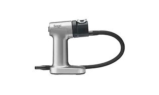 Silverfärgad rökpistol från Sage med en svart slang. 