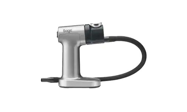 Silverfärgad rökpistol från Sage med en svart slang. 
