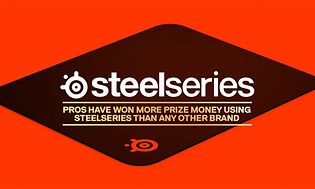 Bild på en musmatta från SteelSeries med röd bakgrund och vit och gul text över. 