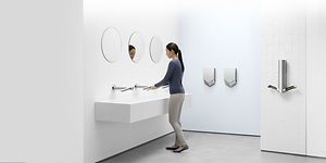 Dyson Airblade handtork på en vit offentlig toalett.