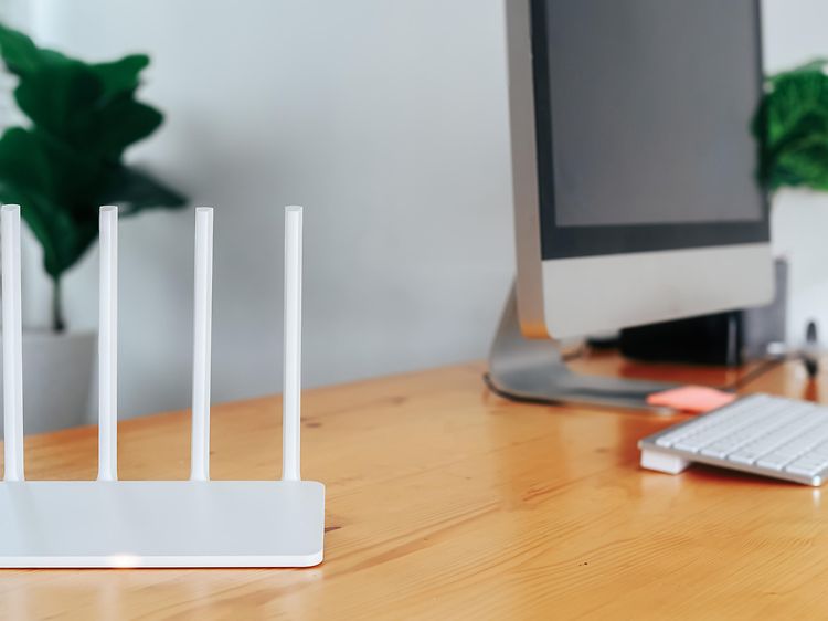 Modern Wi-Fi router på ett hemmakontor