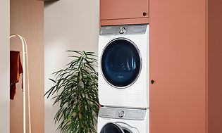 Tvättstuga från EPOQ i korall och vit färg med integrerad tvättmaskin.