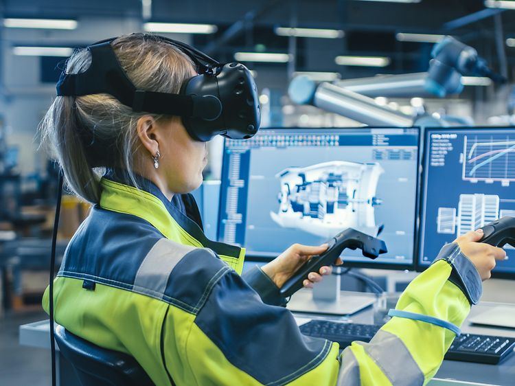 Gaming - Kvinna arbetar på kontor och använder VR.