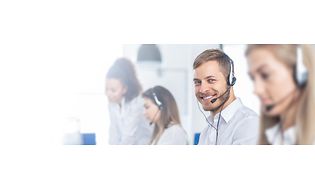 Kundtjänstpersonal i telefonsamtal