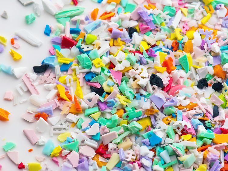 Färgglada plastbitar