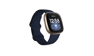 Mörkblå smartklocka från Fitbit Versa 3 med vita siffror på skärmen.