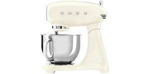 Creme-färgad köksmaskin från Smeg. 