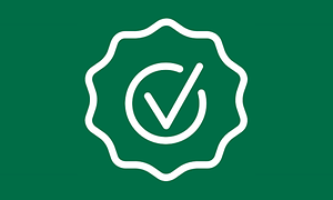 Vit ring med en vit bock inutipå grön bakgrund. Symbol för annonsgaranti.