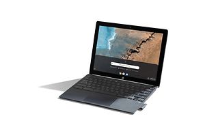 Uppfälld Chromebook laptop med strand motiv på skärmen.
