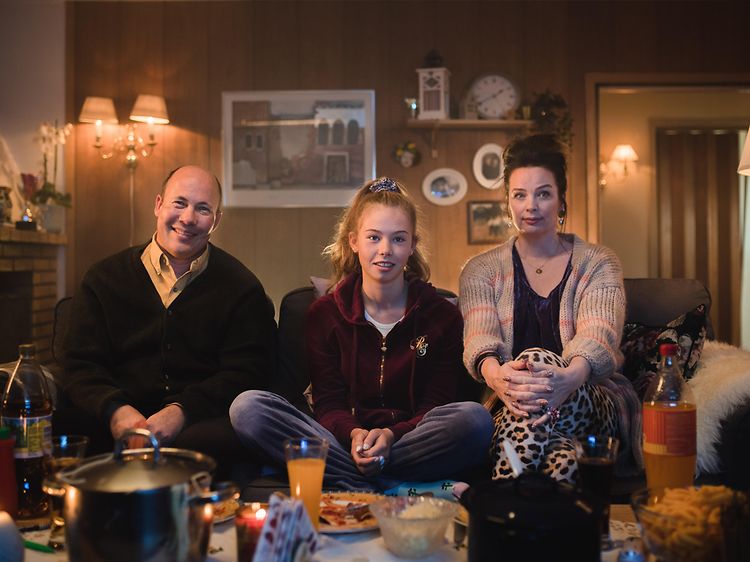 Familj som sitter på en soffa