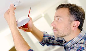 Man som installerar Airthings WavePlus