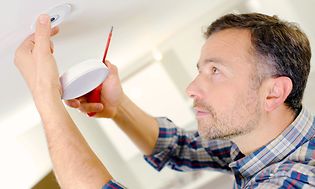 Man som installerar Airthings WavePlus