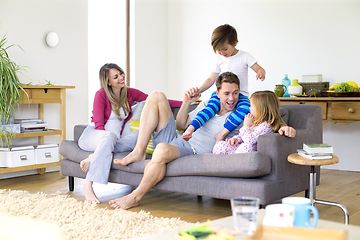 Familj i ett rum med Airthings WavePlus på väggen