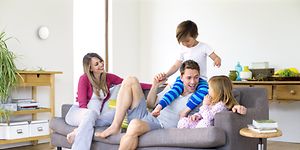 Familj i ett rum med Airthings WavePlus på väggen