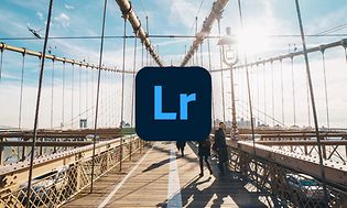 Adobe Lightroom logga på en bild över Brooklyn bridge med promenadväg och folk som promenerar på bron.