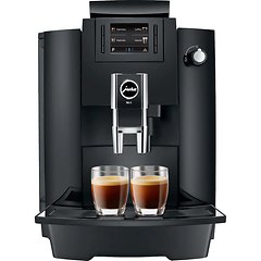 Svart kaffemaskin från Jura WE6 med två glas färdigbryggt kaffe.