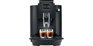Svart kaffemaskin från Jura WE6 med två glas färdigbryggt kaffe.