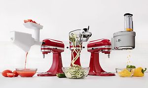 Tre olika röda köksmaskiner från KitchenAid med olika typer av tillbehör.