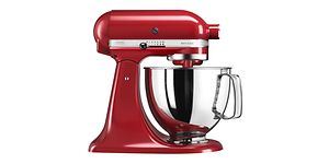 Röd köksassistent från KitchenAid Artisan med en behållare i rostfritt stål. 