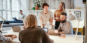 En liten grupp människor i ett möte