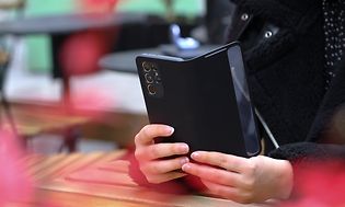 Samsung Galaxy fodral i svart färg, uppfällt som en bok. 