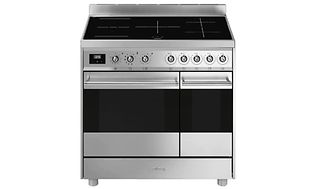 En klassisk spis från Smeg med två ugnar, i rostfritt stål.